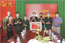 Thiếu tướng Nguyễn Đình Chiêu thăm, tặng quà dịp kỷ niệm 74 năm Ngày Thương binh - Liệt sĩ 27-7